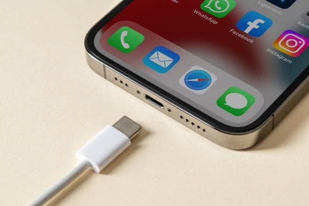  5راه تشخیص شارژر اصلی و تقلبی آیفون